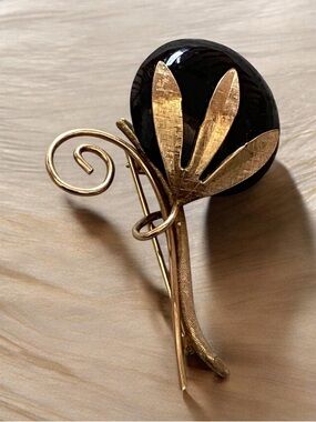Vintage Winard 12k gold filled black onyx floral brooch